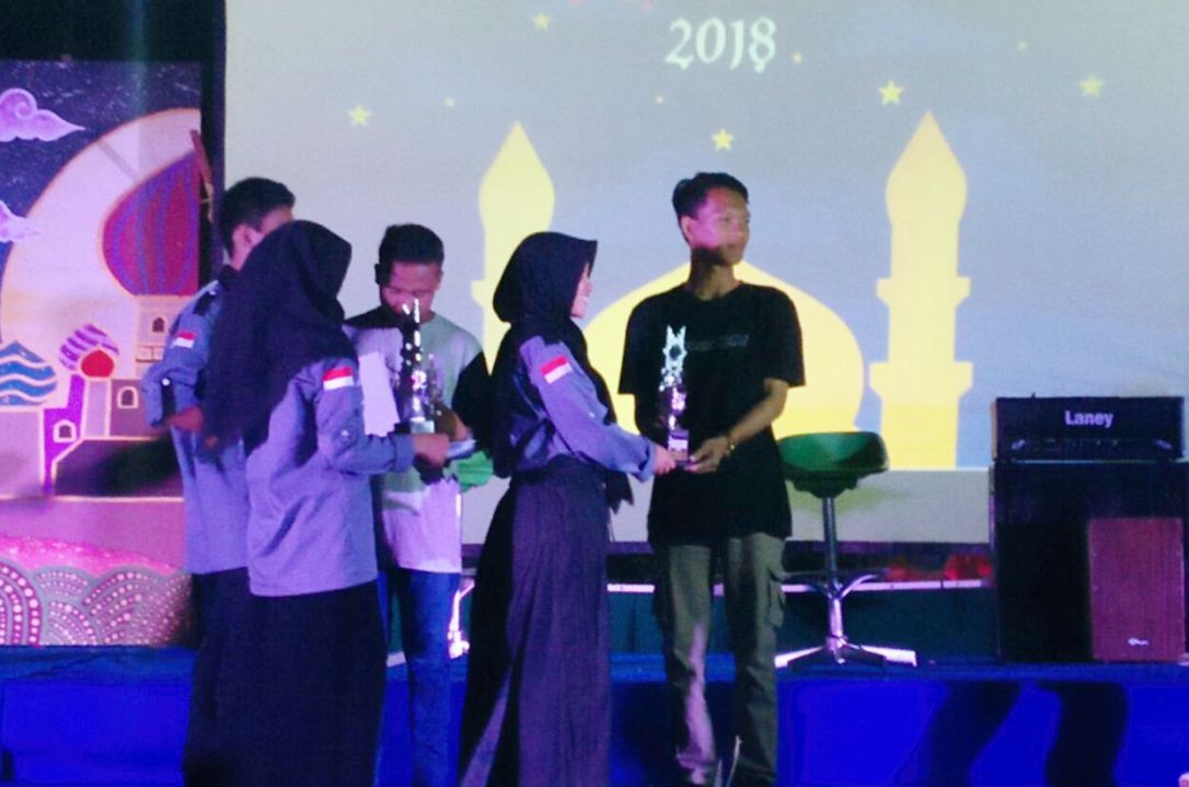 SMA IT YABIS Juara 2 Lomba Akustik Islami 